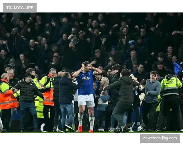 终场哨响，国际米兰球员瘫倒梅阿查球场，博德闪耀全队疯狂庆祝